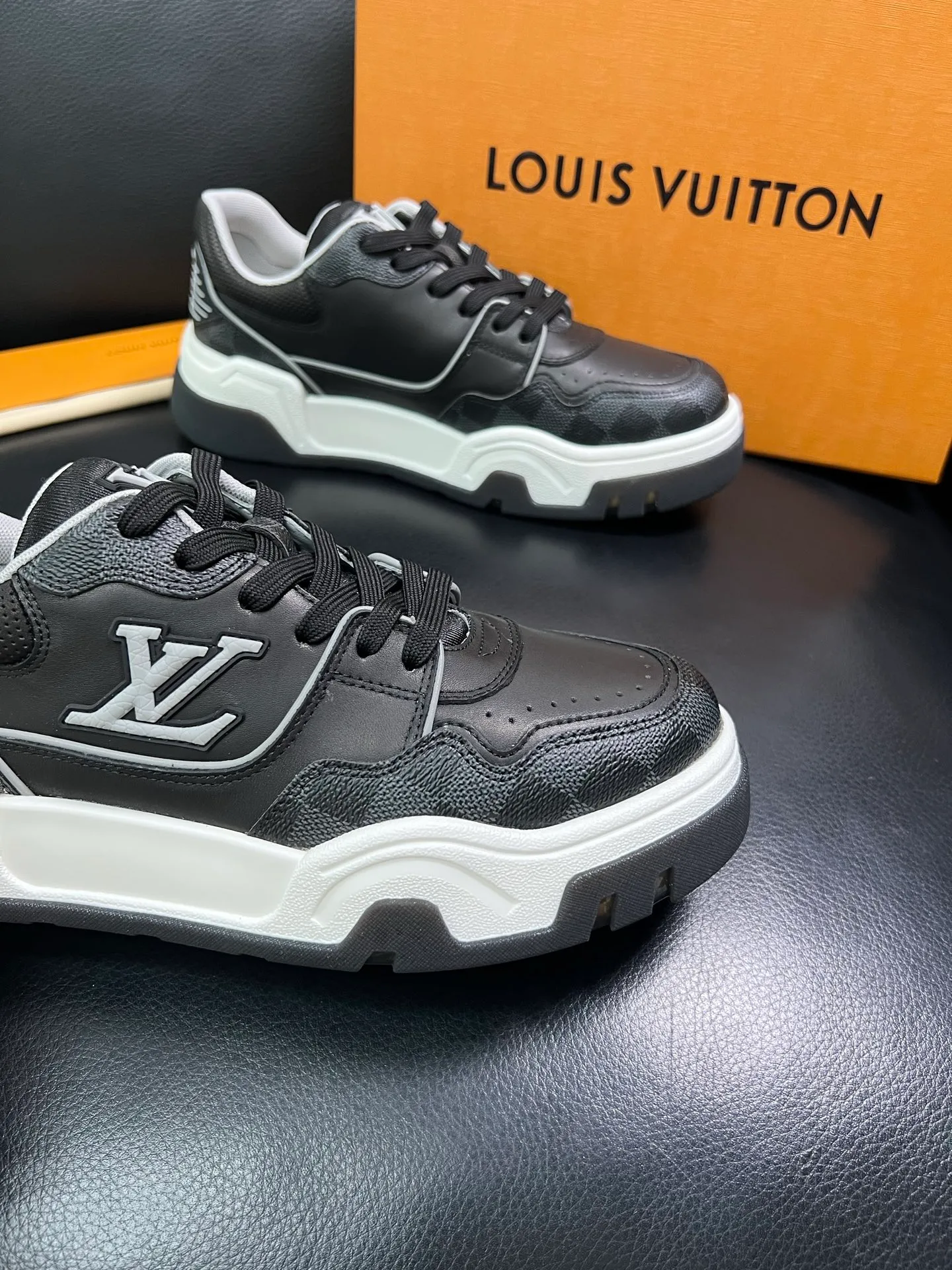 Men's shoes 💰900 Lv top purchase Louis Vuitton, counter synchronization, uppers imported from Italy cowhide, imported mesh padding soft and comfortable, soles: original soles specially provided by the original factory, T men's shoes 💰U exclusive movable molded soles super comfortable, original factory and single goods, high quality, welcome to compare, code number 38-44 (customized 45) 85883